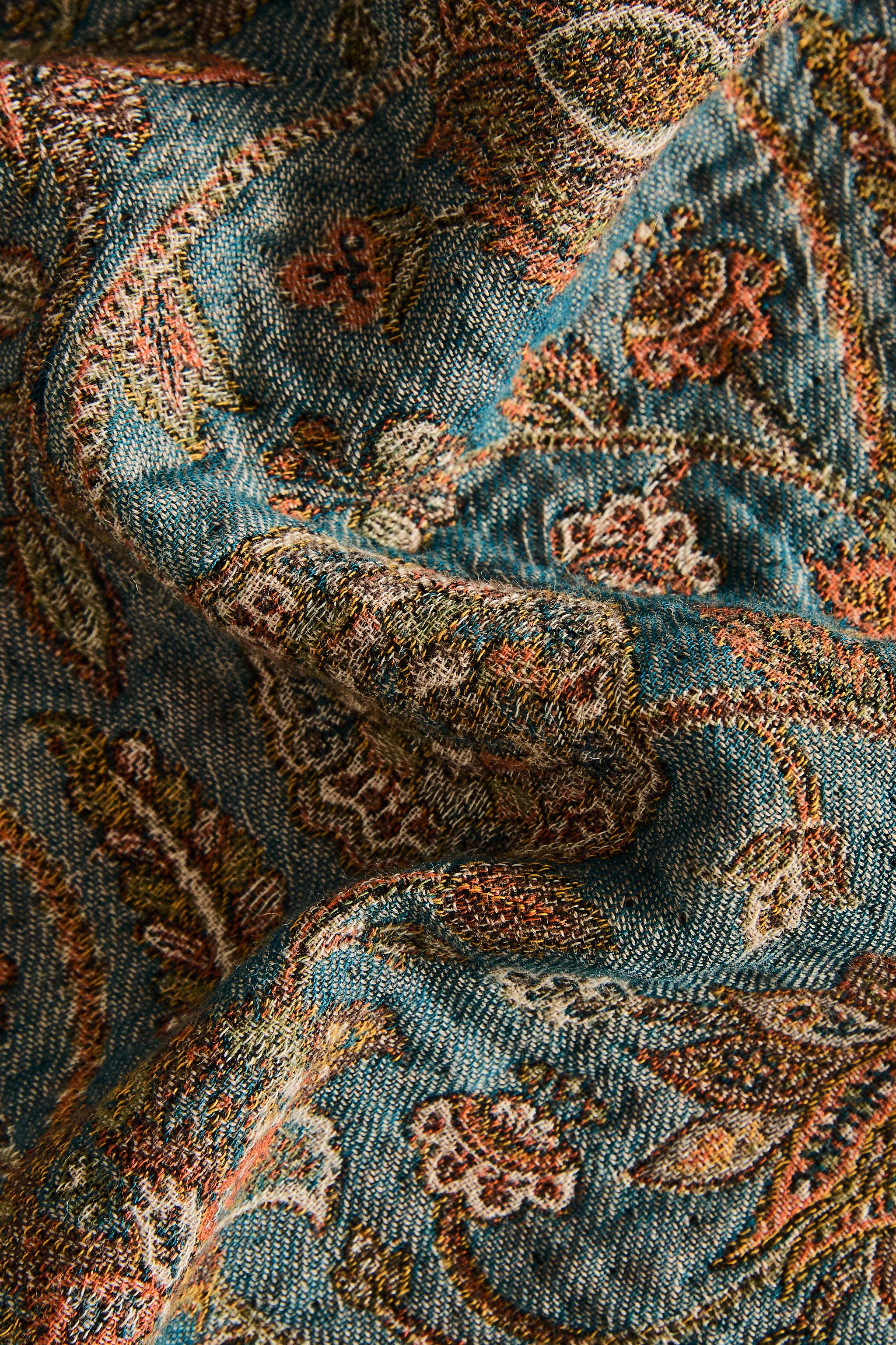 FLORAL JACQUARD BLANKET